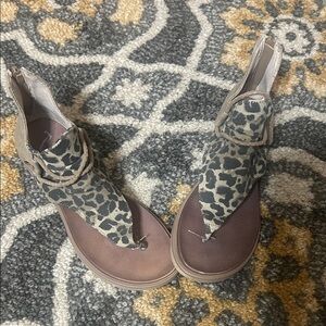 Very G Brown Sandals with Textured Sole